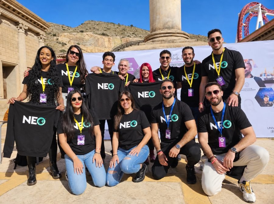 Equipo y alumnos de NEO